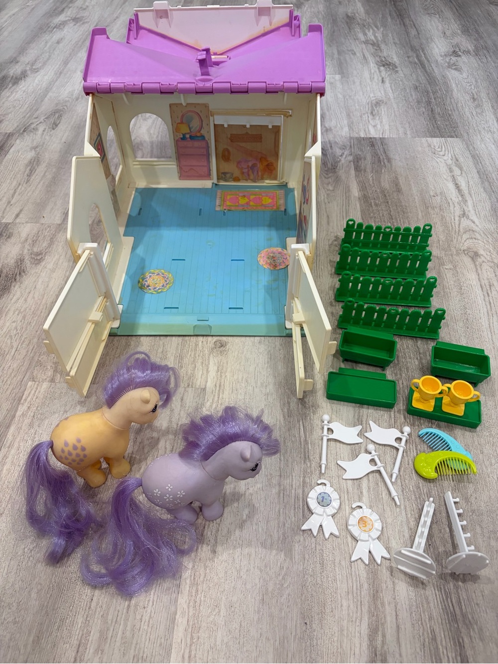Vintage MLP My Little Pony 1983 Stable with accessories